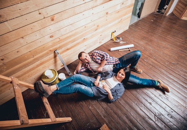 Feliz pareja haciendo reparaciones a su hogar.