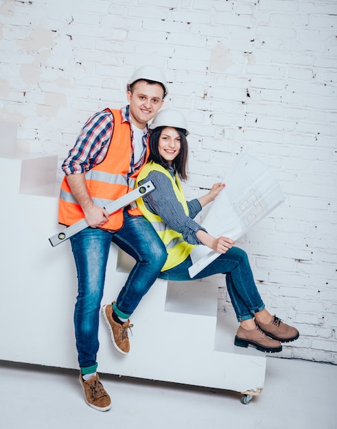 Feliz pareja haciendo reparaciones a su hogar.