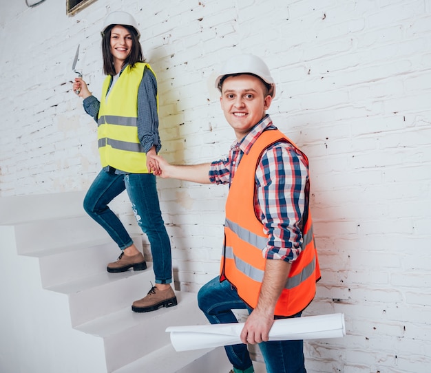 Feliz pareja haciendo reparaciones a su hogar.