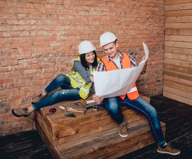 Foto feliz pareja haciendo reparaciones a su hogar.