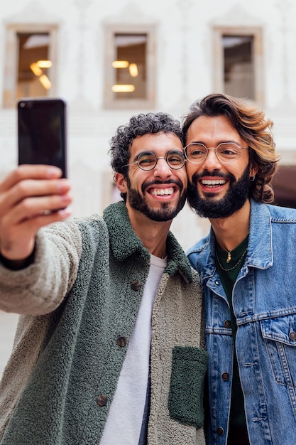 Feliz pareja de hombres gay tomando una foto selfie