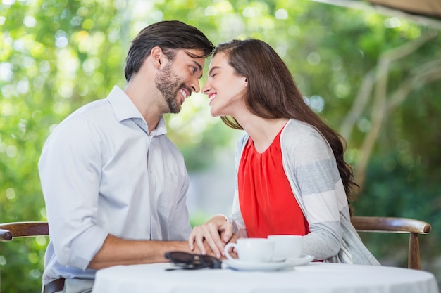 Feliz pareja inclinada para besar