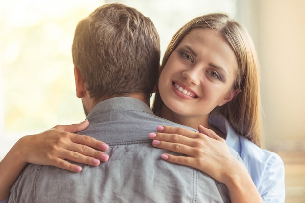 feliz pareja joven abrazando