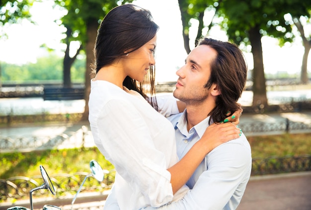 Feliz, pareja joven, abrazar