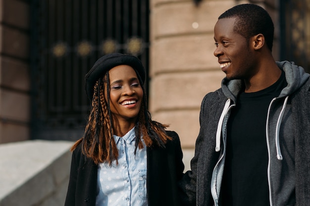Feliz pareja joven. Afroamericano alegre. Gente negra con estilo en la calle, relaciones de amor juvenil, concepto de felicidad