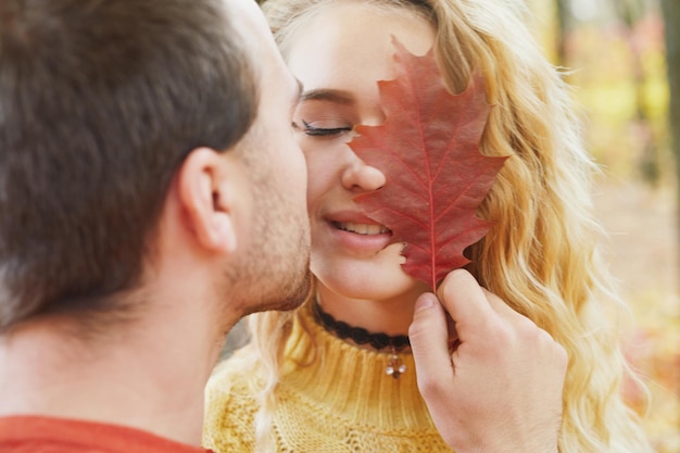 Feliz pareja joven al aire libre en un hermoso día de otoño en el bosque