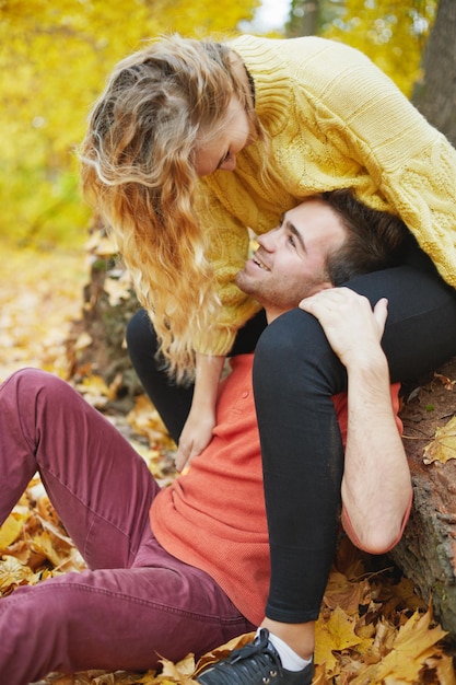 Feliz pareja joven al aire libre en un hermoso día de otoño en el bosque