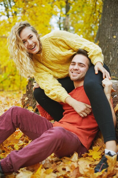 Feliz pareja joven al aire libre en un hermoso día de otoño en el bosque