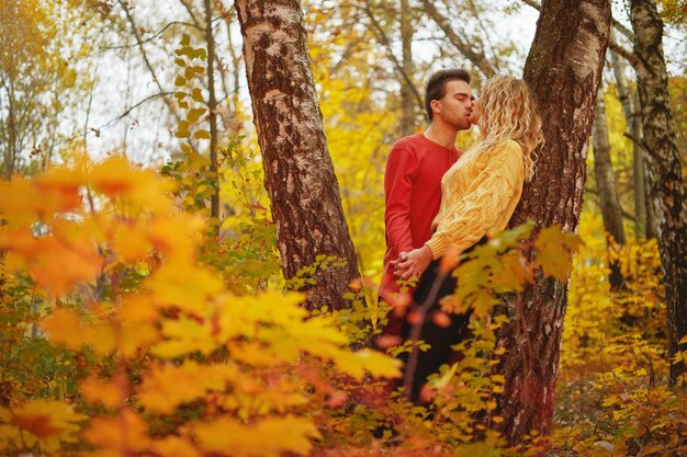 Feliz pareja joven al aire libre en un hermoso día de otoño en el bosque