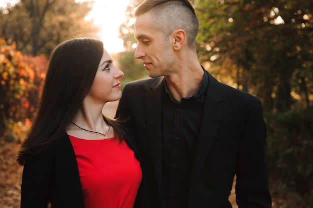 Feliz pareja joven al aire libre en el parque