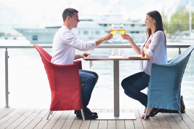 feliz pareja joven con almuerzo en un hermoso restaurante junto al mar en la playa