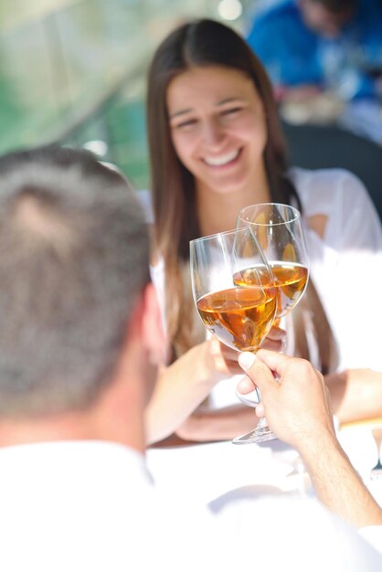 feliz pareja joven con almuerzo en un hermoso restaurante junto al mar en la playa