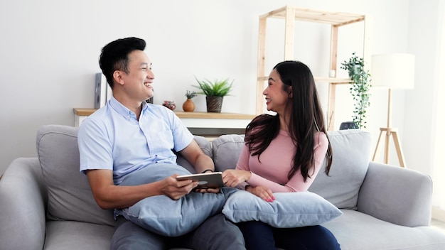 Foto feliz pareja joven asiática uno frente al otro concepto de sorpresa y emoción