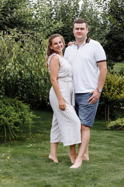 Feliz pareja joven besándose y abrazándose al aire libre en verano