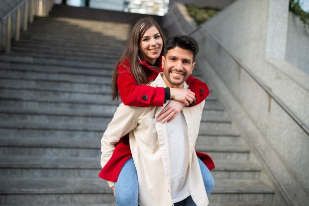 Feliz pareja joven caminando al aire libre