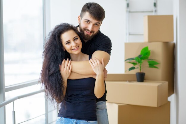 Feliz pareja joven en casa nueva desembalaje de cajas