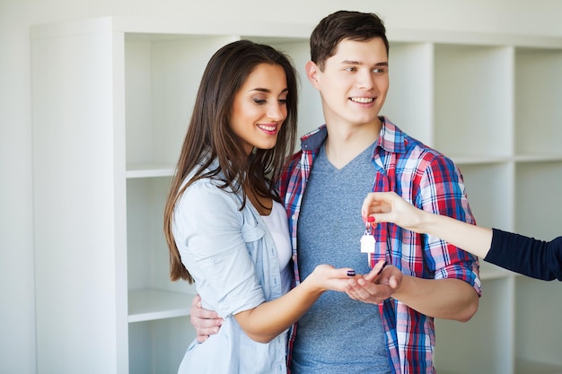 Feliz pareja joven en casa nueva