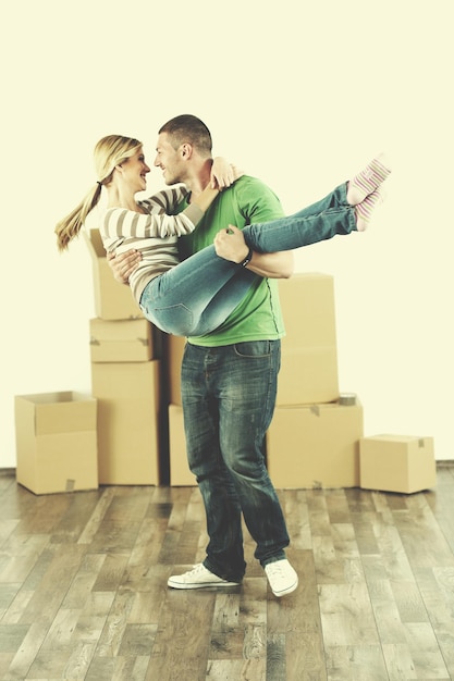 Feliz pareja joven en casa nueva