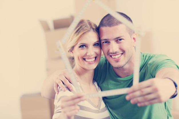 Feliz pareja joven en casa nueva