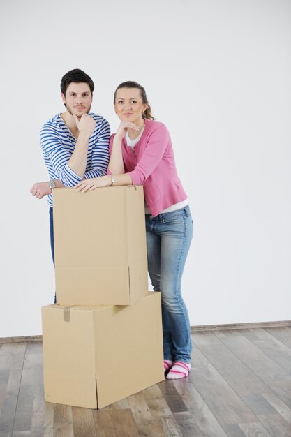 Feliz pareja joven en casa nueva