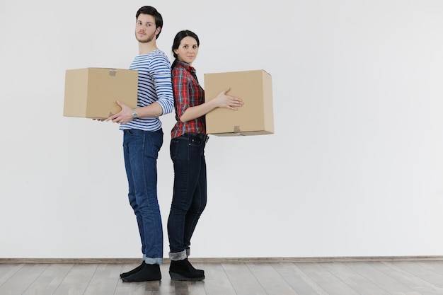 Feliz pareja joven en casa nueva