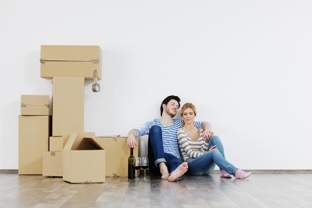 Feliz pareja joven en casa nueva