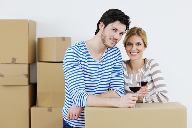 Feliz pareja joven en casa nueva