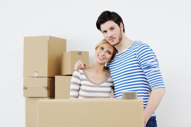 Feliz pareja joven en casa nueva