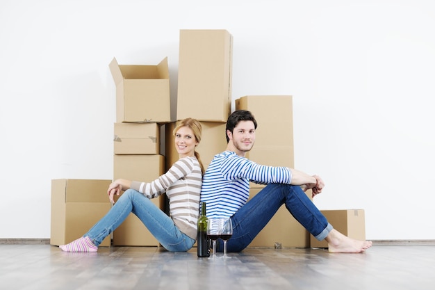 Feliz pareja joven en casa nueva