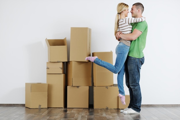 Foto feliz pareja joven en casa nueva