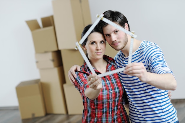 Feliz pareja joven en casa nueva