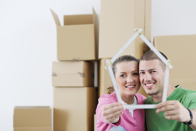 Feliz pareja joven en casa nueva