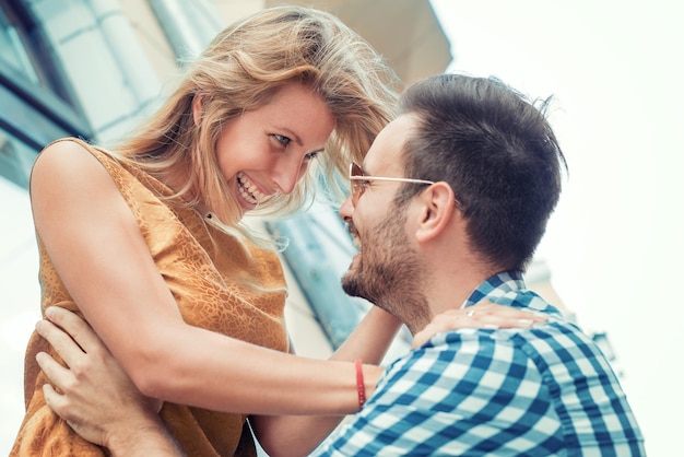 feliz pareja joven en la ciudad