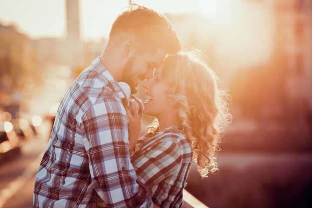 Foto feliz pareja joven en la ciudad