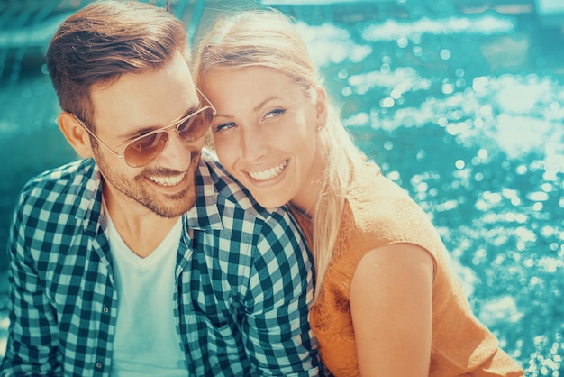 feliz pareja joven en la ciudad