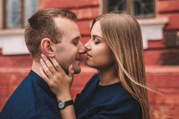 Foto feliz pareja joven. el concepto de una familia feliz con fuertes sentimientos. jóvenes enamorados