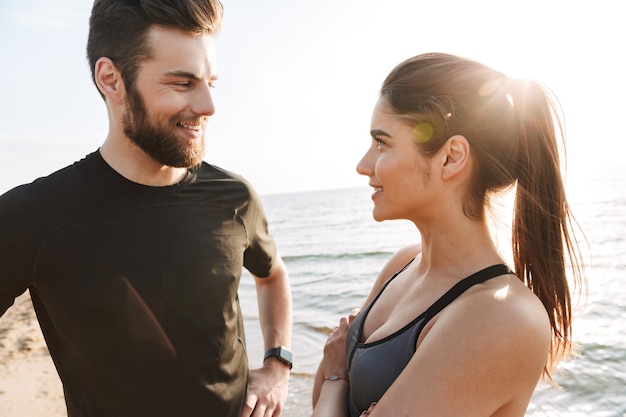 Feliz pareja joven deporte hablando