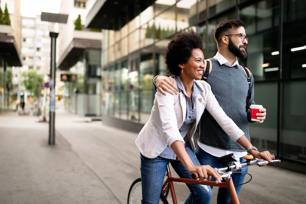 Feliz pareja joven divertida con bicicleta. Amor, relación, gente, concepto de libertad.