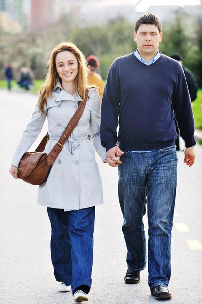 feliz pareja joven diviértete y diviértete al aire libre en un hermoso día soleado