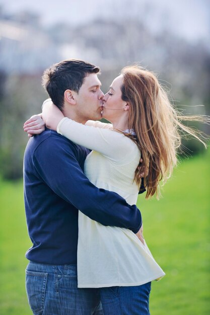 feliz pareja joven diviértete y diviértete al aire libre en un hermoso día soleado