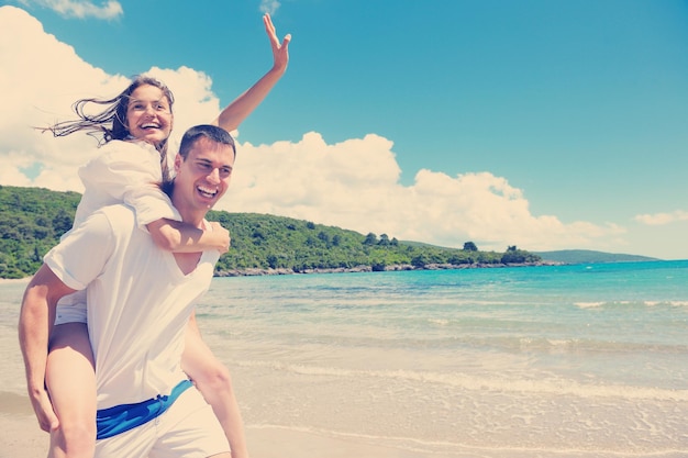 feliz pareja joven diviértete y relájate en la playa