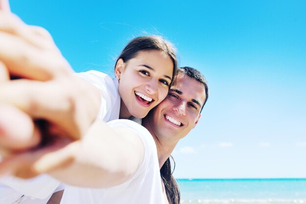 feliz pareja joven diviértete y relájate en la playa