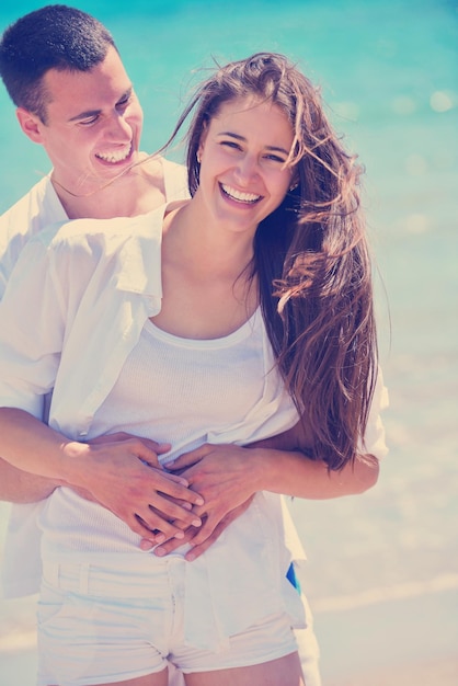 feliz pareja joven diviértete y relájate en la playa