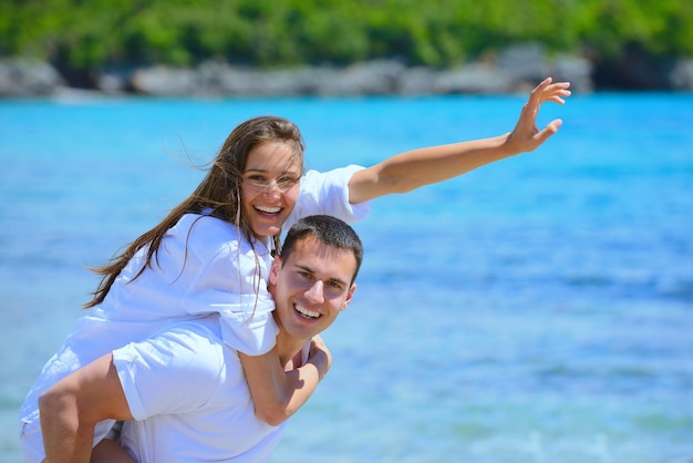 feliz pareja joven diviértete y relájate en la playa