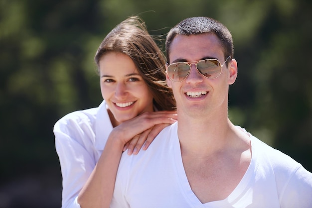 feliz pareja joven diviértete y relájate en la playa