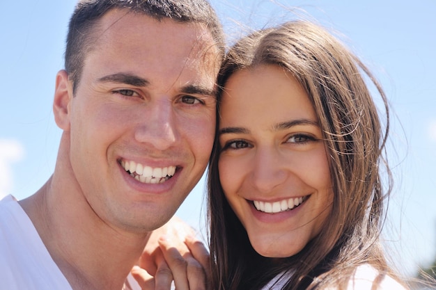 feliz pareja joven diviértete y relájate en la playa