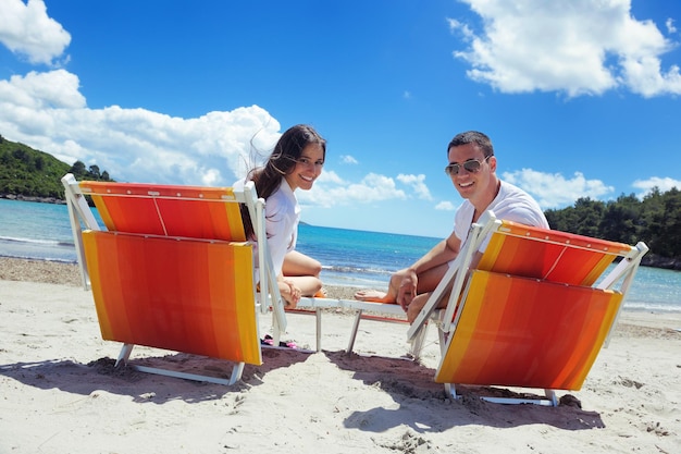 feliz pareja joven diviértete y relájate en la playa