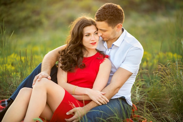 Feliz pareja joven divirtiéndose en el parque