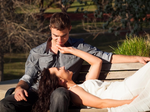 Feliz pareja joven divirtiéndose en el parque.