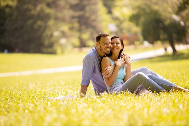 Feliz pareja joven enamorada en el campo de hierba